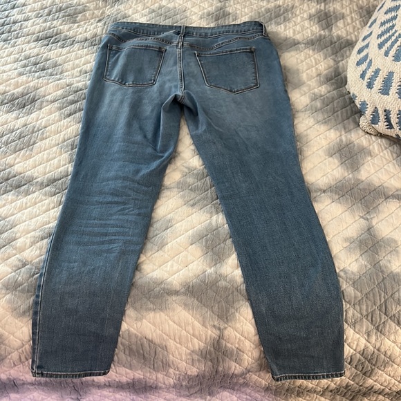 Women’s Old Navy Skinny Jeans - Picture 2 of 4